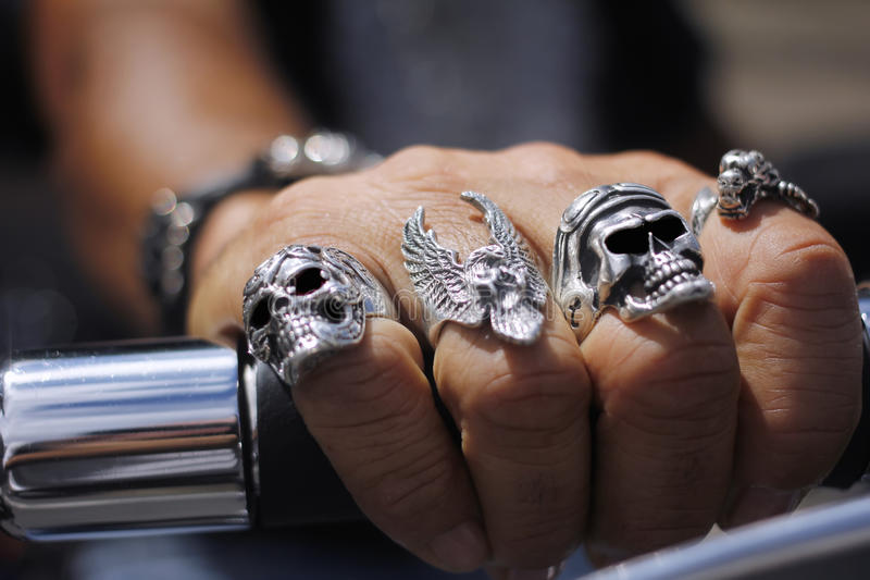 20 Best 7 Style Tips For Wearing Skull Rings [2023] Curee