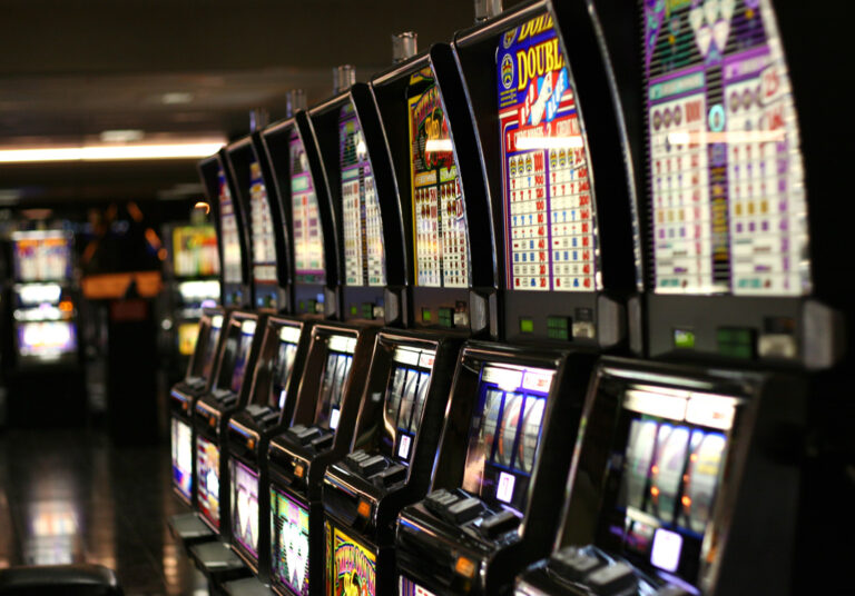 To Bet Big or Small in Slot Machines